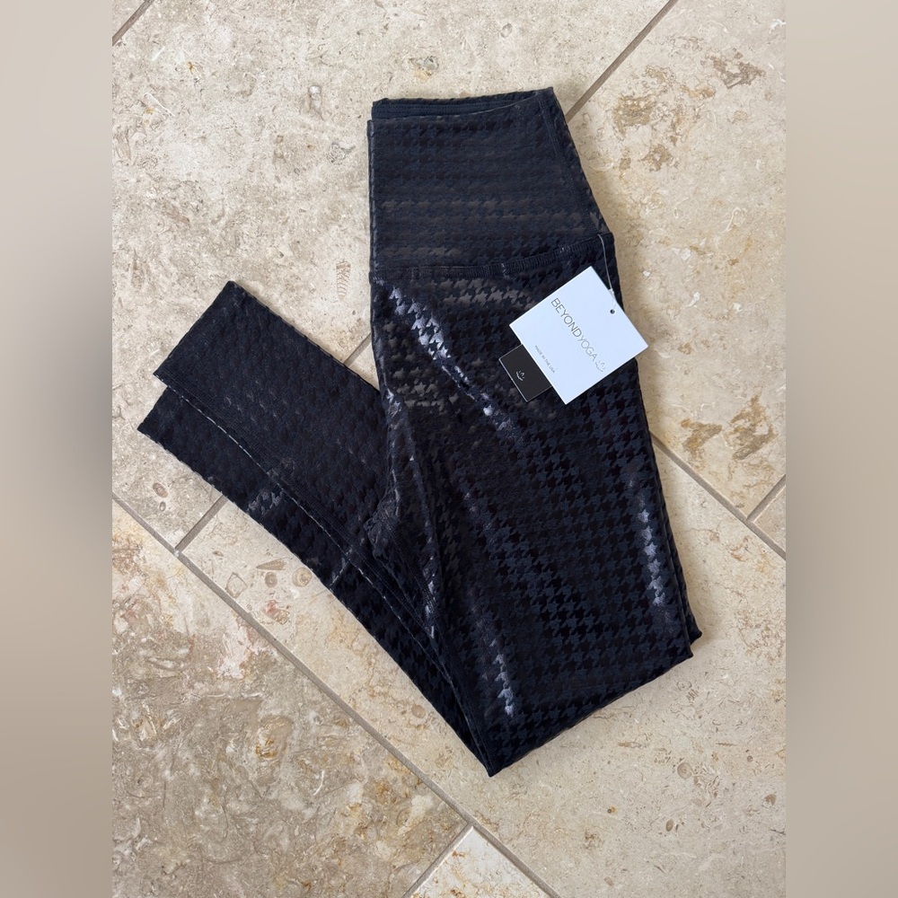 Beyond yoga Caught in The Midi High Waisted Legging in Houndstooth Black